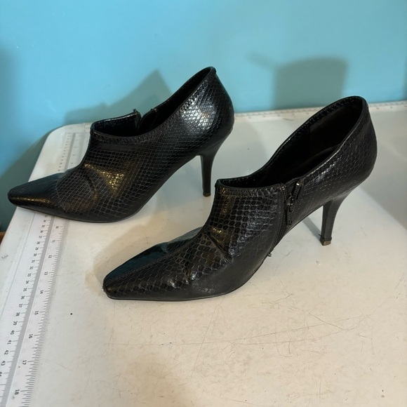 🛍️3/$30 Madeline women’s black reptile skin print stiletto booties in size 10 - Picture 5 of 13